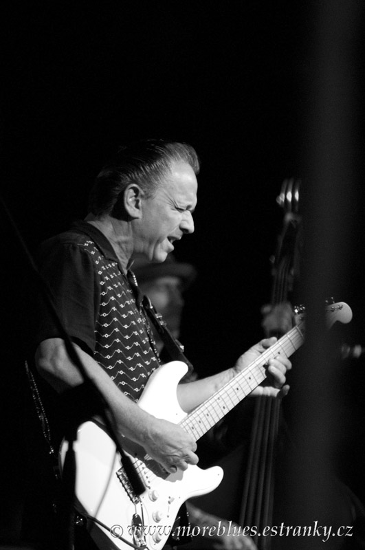 JIMMIE VAUGHAN_03.jpg