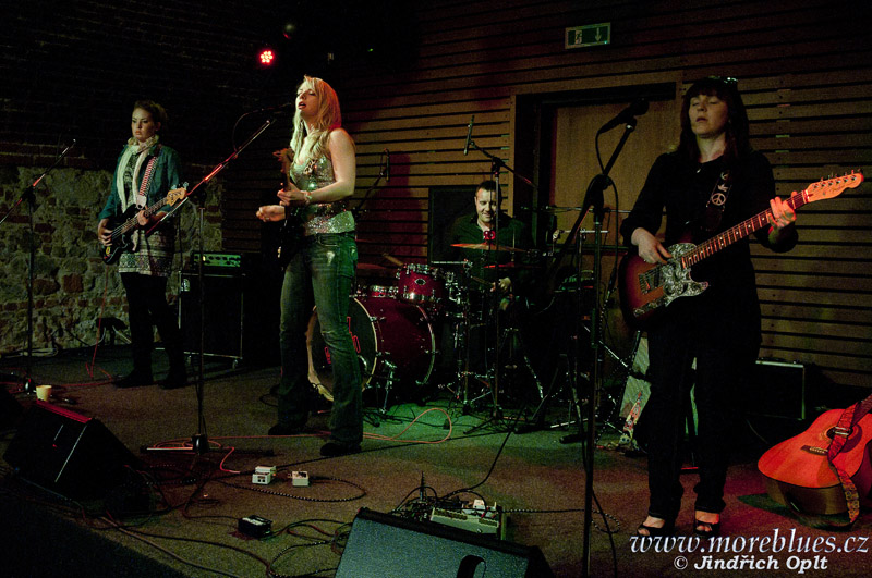 GIRLS WITH GUITARS_01