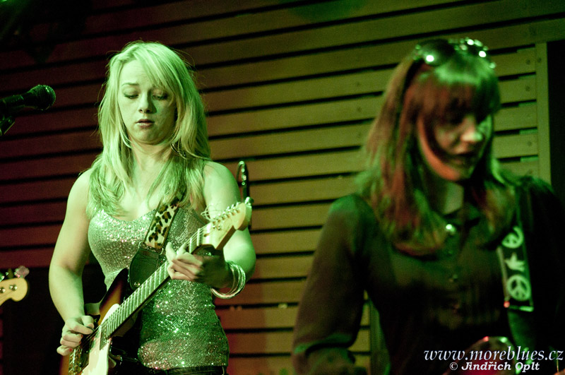 GIRLS WITH GUITARS_41