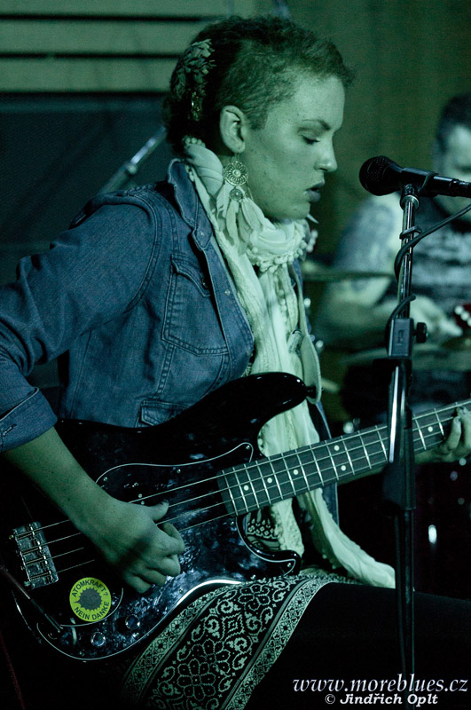 GIRLS WITH GUITARS_80
