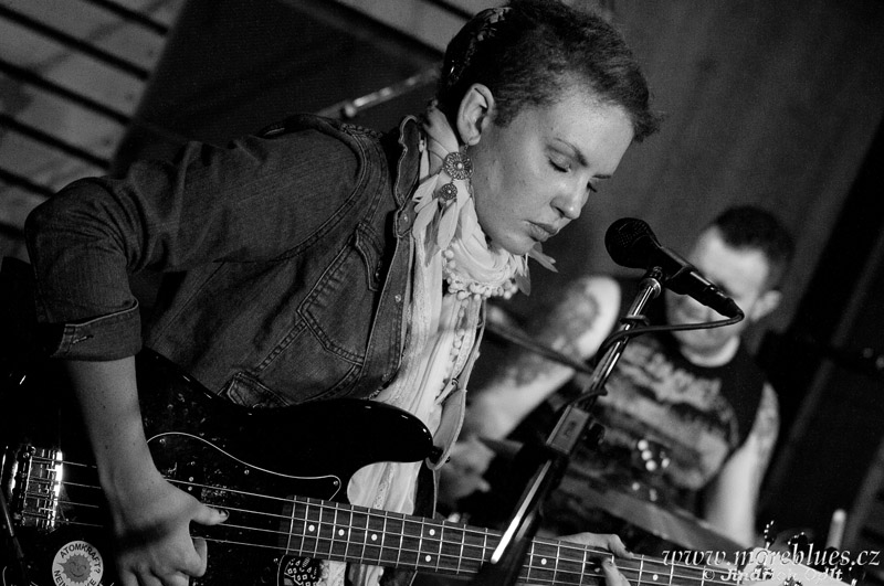 GIRLS WITH GUITARS_81