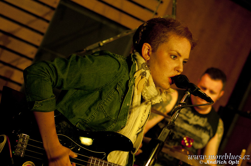 GIRLS WITH GUITARS_82