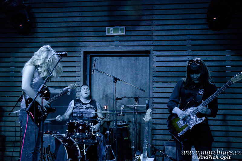 GIRLS WITH GUITARS_96