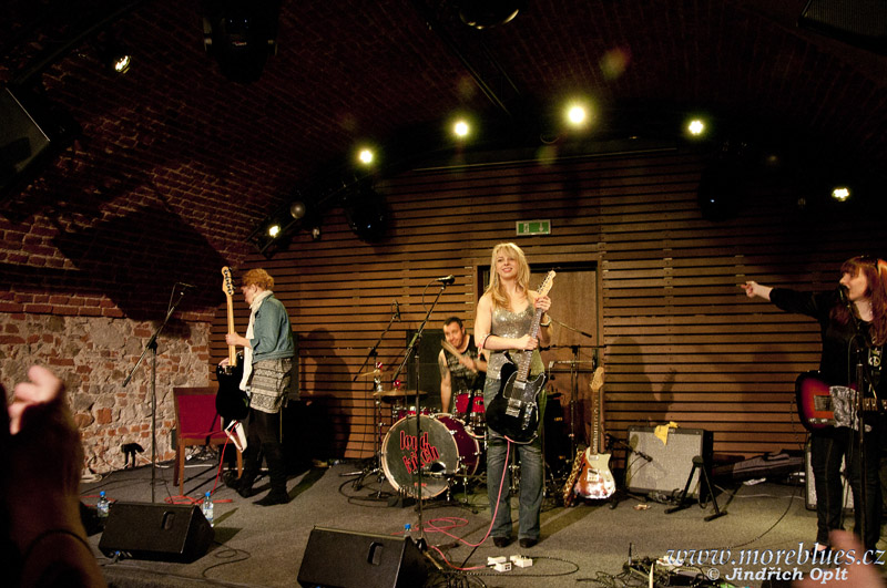 GIRLS WITH GUITARS_98