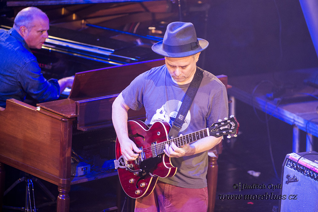 JOHN MEDESKI'S MAD SKILLET_05