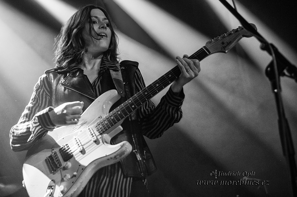 LARKIN POE_04