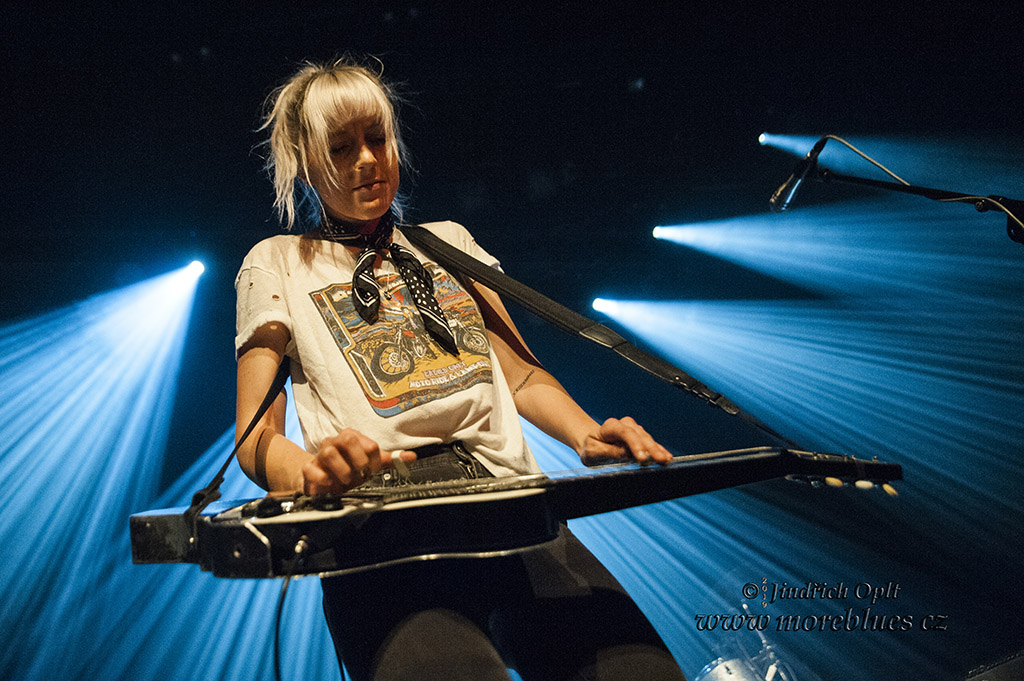 LARKIN POE_64